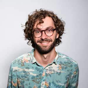 Homme souriant incarnant une relation client réussie et une image de marque positive