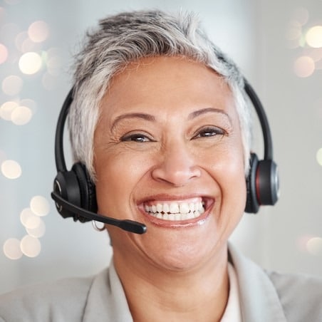 Agent de relation client traitant les appels entrants dans un centre d’appels professionnel