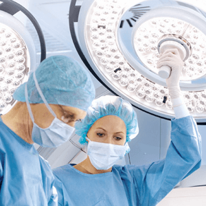 2 chirurgiens en bloc opératoire