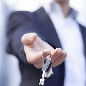 un agent immobilier tend un trousseau de clés