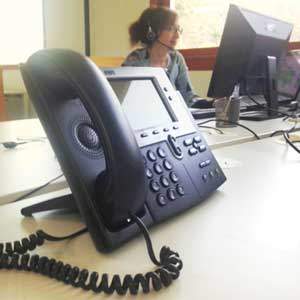 Secrétariat à distance en pleine conversation avec un correspondant