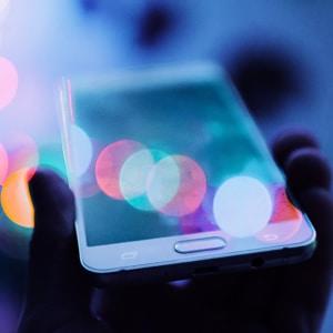 Salle d’attente virtuelle affichée sur un smartphone