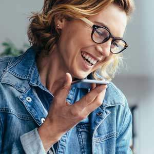 Une femme répond à une plateforme téléphonique de réservation