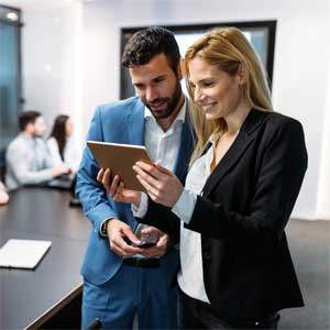 Chargé d'affaires en banque en discussion avec un client, offrant des conseils financiers et des solutions adaptées pour la gestion de comptes et d'investissements