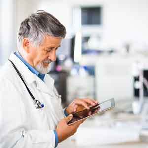 Médecin généraliste utilisant un agenda médical en ligne