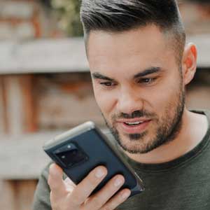 un utilisateur parle avec un assistant numérique vocal via son téléphone mobile, l'IA répond au téléphone
