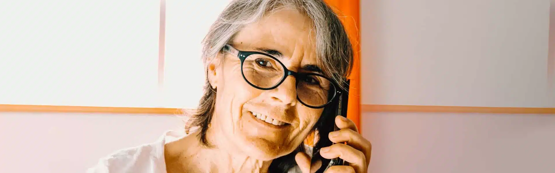 Une femme âgée au téléphone avec un standard vocal virtuel médecin