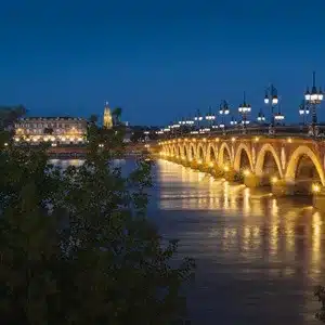 Un pont à Bordeaux qui enjambe la Garonne, fleuve qui traverse la Nouvelle-Aquitaine