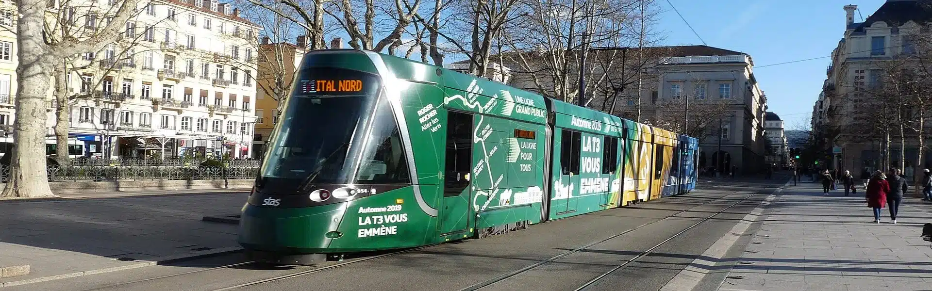 Le tramway vert de Saint-Etienne en direction de l'hôpital Nord
