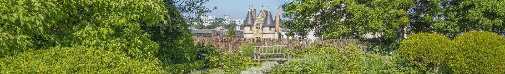 Permanence téléphonique professionnelle pour les acteurs du tourisme, telle que celle destinée aux Châteaux de la Loire.