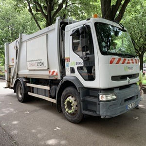Camion de collecte des déchets en tournée dans une commune