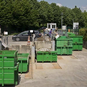 Déchetterie municipale accueillant des usagers