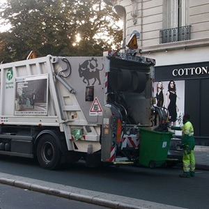 Opérateur de collecte gérant les PAV et bacs roulants