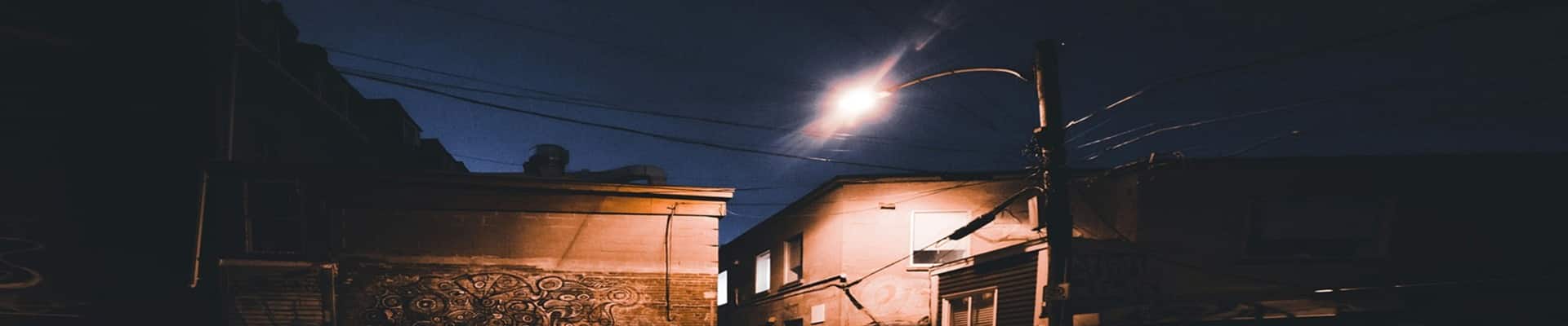 Rue plongée dans l’obscurité après une panne d’éclairage public