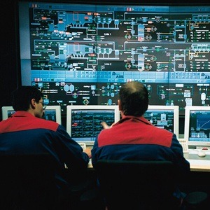 Salle de contrôle d'un incinérateur à grille mobile pour déchets ménagers