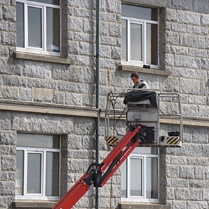 Technicien intervenant sur un point lumineux en intervention nocturne