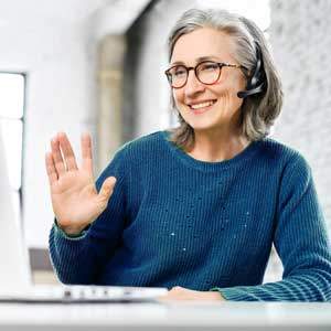 Conseillère support entreprise traitant un appel client complexe en centre de contact