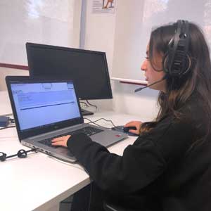 Téléopérateur support technique échangeant avec un utilisateur professionnel