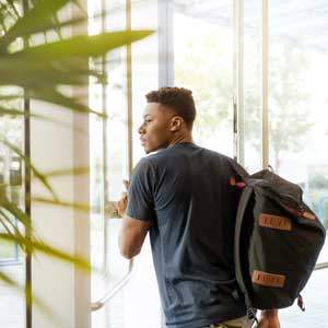 Client arrivant tard dans une résidence hôtelière de tourisme