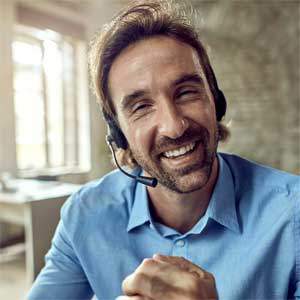 Opérateur traitant une réclamation client par téléphone