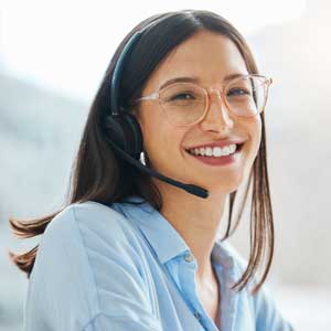 Téléconseiller assisté par intelligence artificielle dans un centre de contact