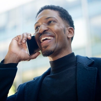 Un homme dialogue avec un callbot pour prendre rendez-vous