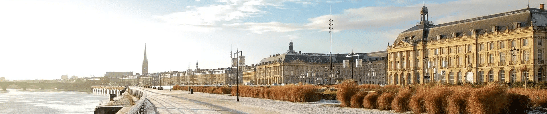 Permanence téléphonique sur les quais rive gauche à Bordeaux, en Nouvelle-Aquitaine