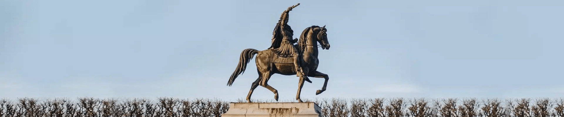 Centre d'appels à Montpellier promenade du Peyrou, place royale avec la statue équestre de Louis XIV (Hérault)