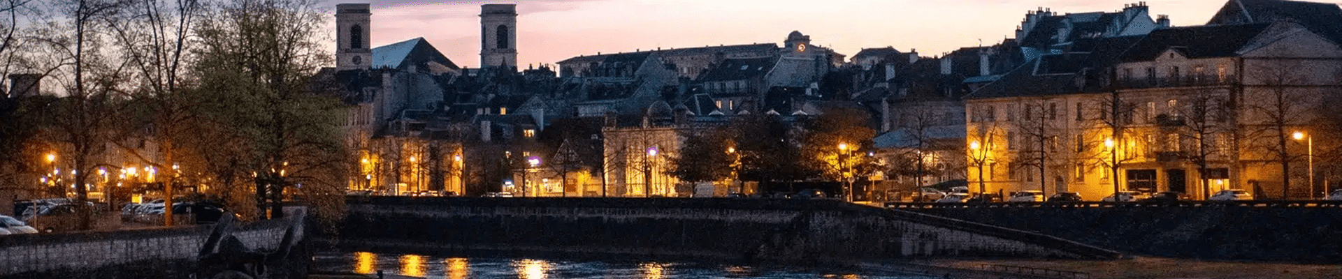 Besançon au bord du Doubs sur les quais Veil Picard - Permanence téléphonique à Besançon pour les entreprises
