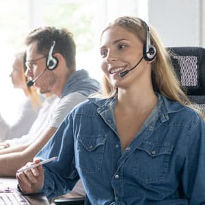 Télépopératrice au service de vos réservations, en ligne avec votre futur client