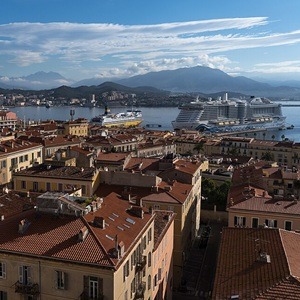 Ajaccio toit du centre ville donnant sur le port