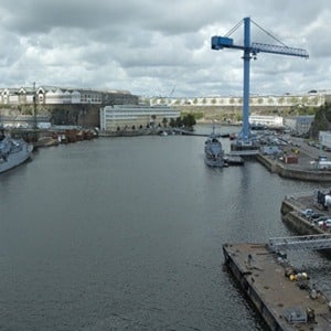 Arsenal Brest situé le long de la rivière Penfeldentrée, vue des bassins de Pontaniou