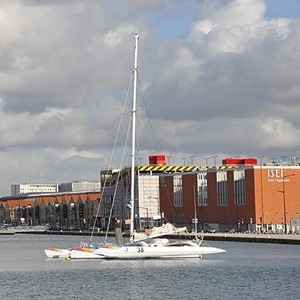 Bassin et institut supérieur d'études logistiques (ISEL) avec le trimaran Multi 50 Négocéane au premier plan