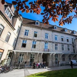 Site de Mégevand cour intérieure de l'UFR SLHS à Besançon