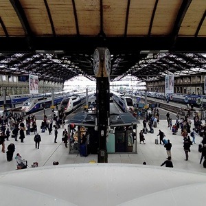 Vue sur le hall 1 de la gare de Lyon à Paris