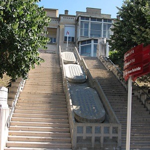 Hôpital Édouard Herriot et son grand escalier qui éclaire les sous-sols du CHU