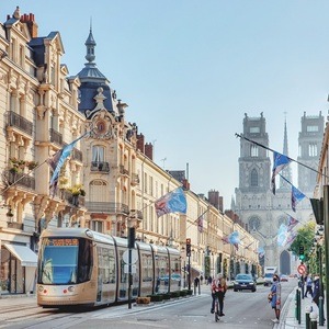 Centre-ville d'Orléans avec le tramway de la ligne B rue Jeanne d'Arc