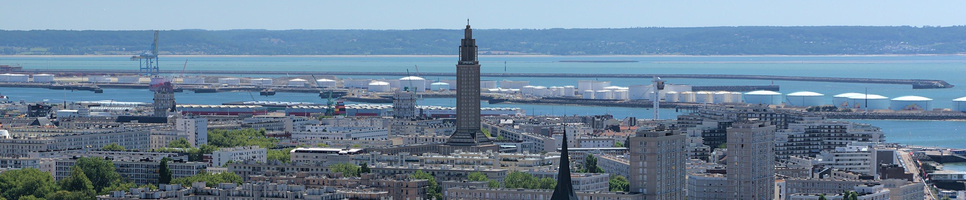 Vue du port du Havre et de son église Saint-Joseph depuis les jardins suspendus
