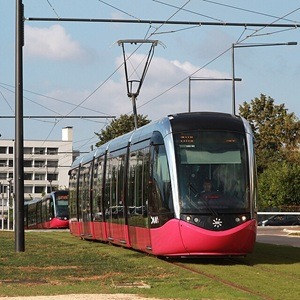 Rame du tramway sur la ligne T1 entre CHU Hôpitaux et Érasme à dijon