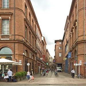 Rue Saint-Rome à Toulouse depuis la place du Capitole