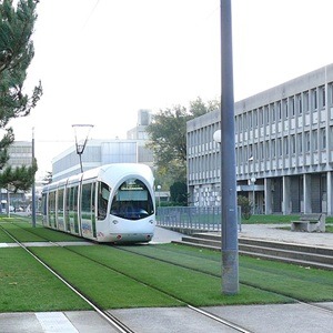 Tramway intersation entre La Doua - Gaston Berger et université Lyon 1 sur la ligne T1 Villerbanne