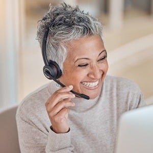 Une téléopératrice IPContact traite un appel